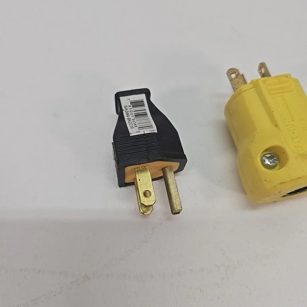 LOT OF 4  2 Three Outlet Grounding Outlet Adapter 3 Wire‎ & 2 Replacement Plugs